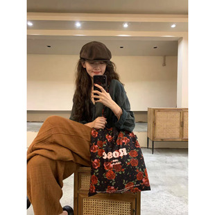 南洋风情黑色玫瑰度假风单肩包2026新款大容量通勤帆布包碎花包女