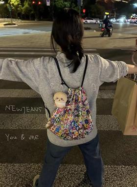 日韩版抽绳设计印花双肩包帆布2026大容量背包小众束口袋休闲布包