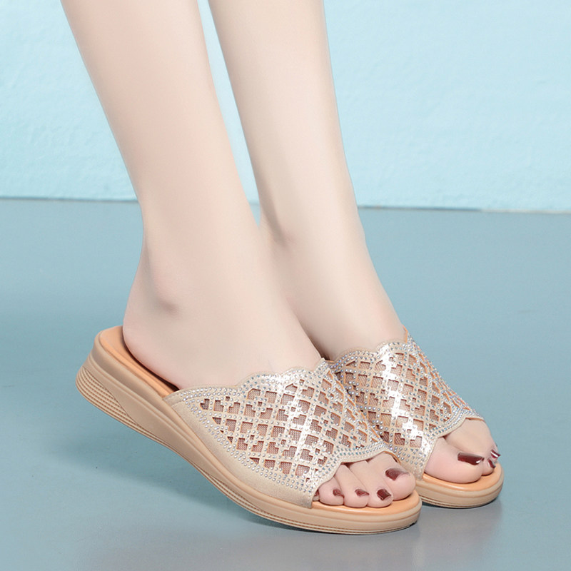 凉拖鞋女外穿2026年夏季新款水钻时尚软底防滑舒适平底凉鞋妈妈鞋