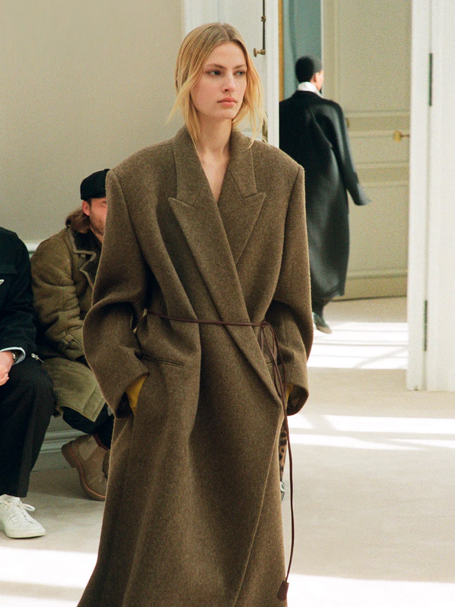 女细简约风大衣收腰腰绳