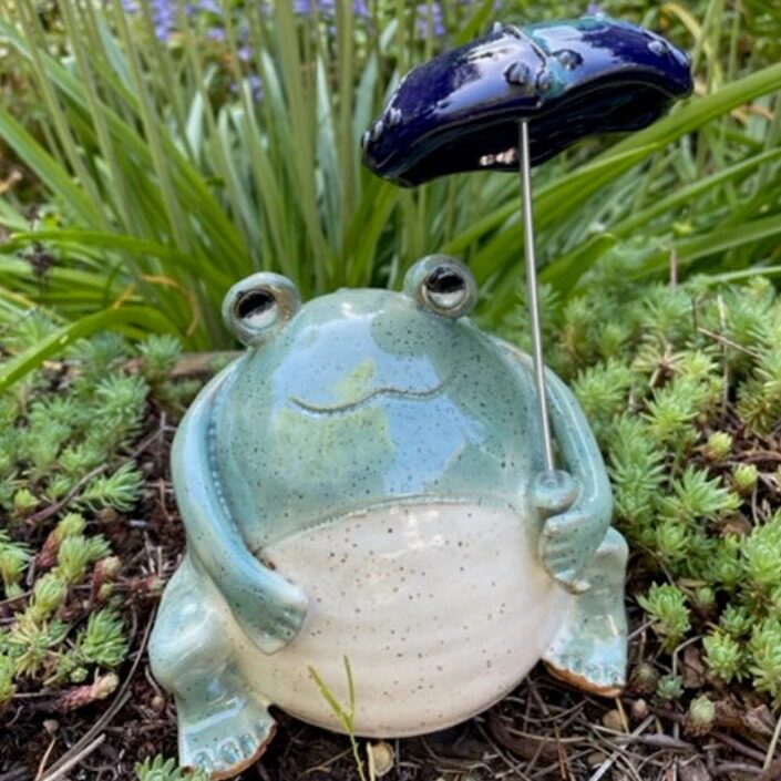 跨境新品 fatty frog on a rainy day下雨天打伞青蛙花园装饰品