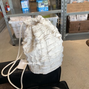 白色泡芙~小众奶fufu抽绳双肩包 韩版ins女生水桶背包尼龙束口袋