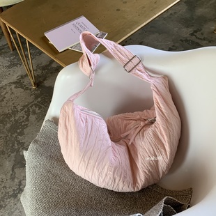 出行day 绗缝大容量单肩斜挎包ins牛角包 韩国小众尼龙褶皱饺子包