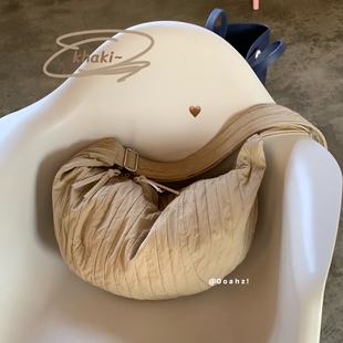 出行day 绗缝大容量单肩斜挎包ins牛角包 韩国小众尼龙褶皱饺子包