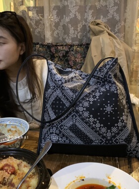 及时行乐 秋冬百搭黑色腰果花包 韩版休闲单肩包图腾印花斜跨包女