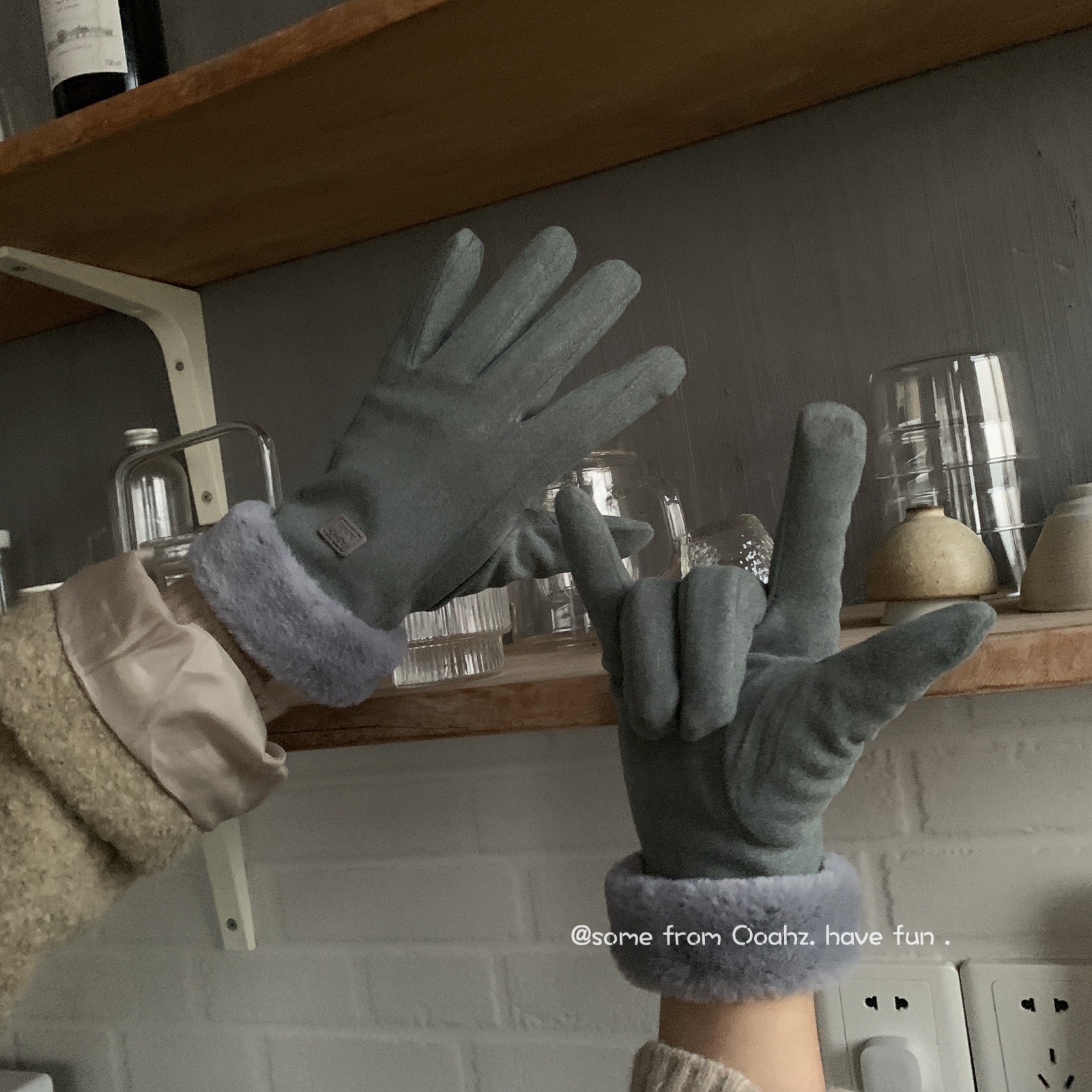 发热德绒防风翻边保暖手套