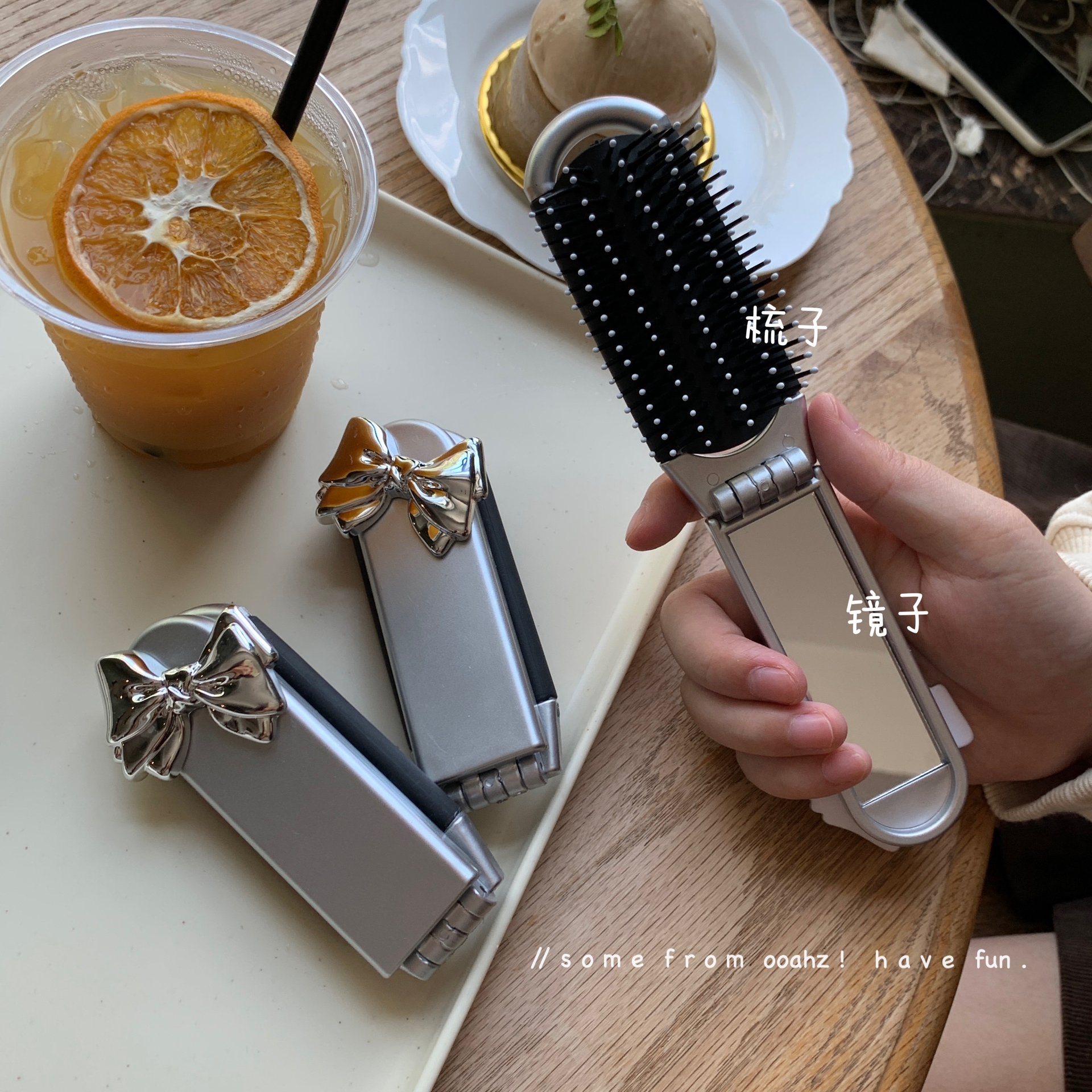小巧便携折叠一体镜梳银色蝴蝶结