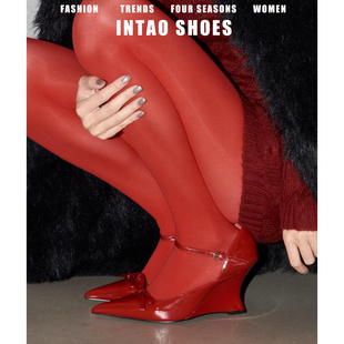 蝴蝶结红色气质坡跟单鞋女2026春季新款一字带尖头法式小众高跟鞋