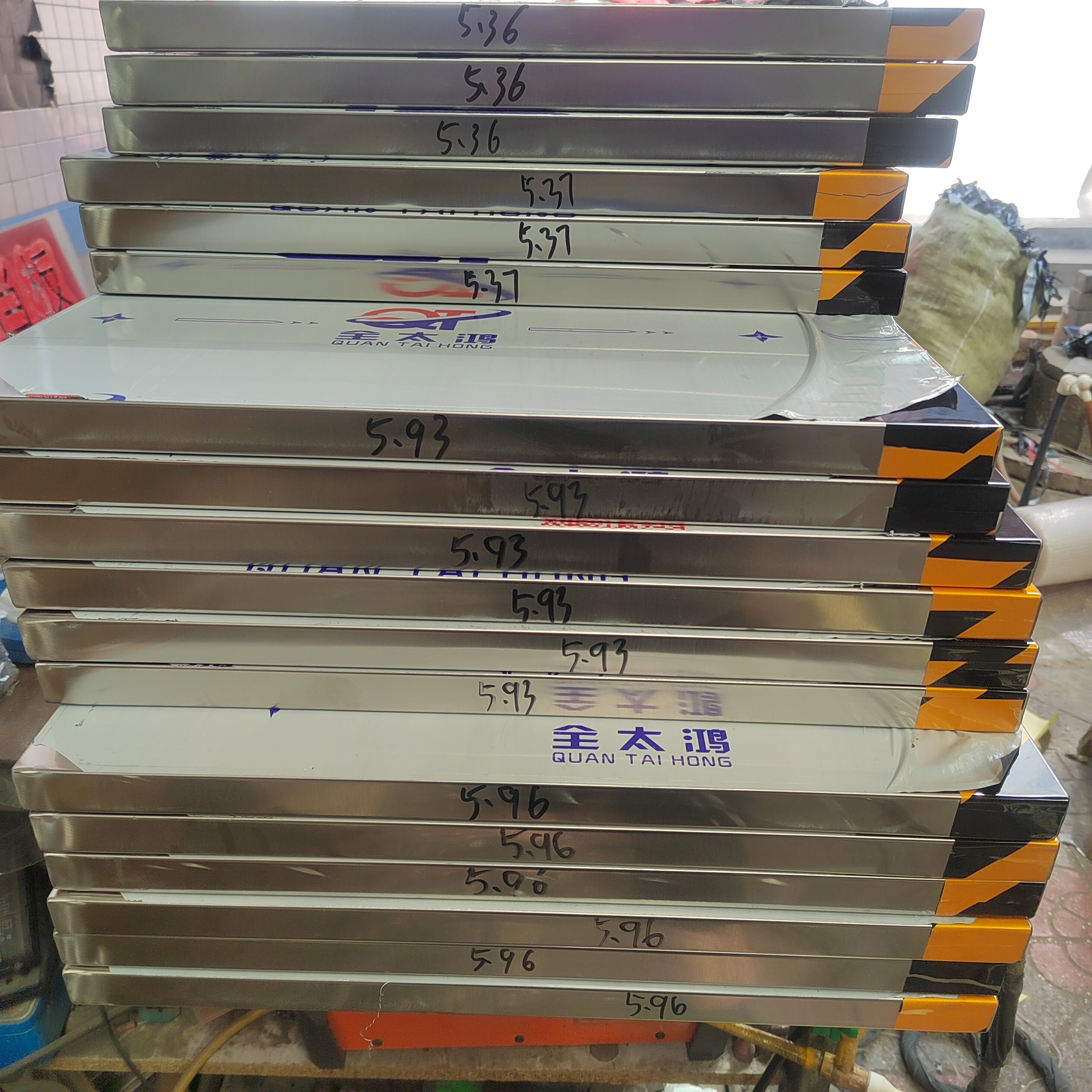 定做不锈钢挡鼠板幼儿园食堂配电室酒店厨房家用防鼠折叠双开门式