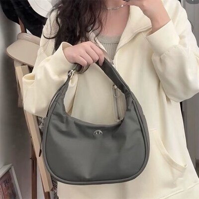 lulu女士City Essentials Shoulder Bag 4L饺子腋下包通勤牛角包