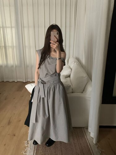 韩系时髦格子无袖连衣裙女2026夏装小个子气质斜肩绑带收腰长裙