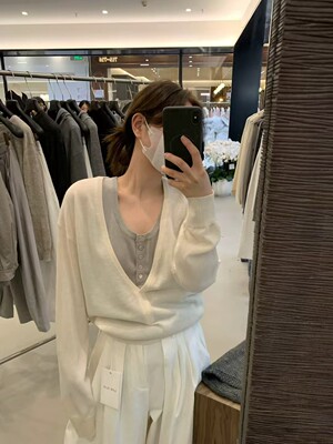 LOW FLAT韩代温柔风V领慵懒叠穿针织衫罩衫女2026春装软糯上衣女