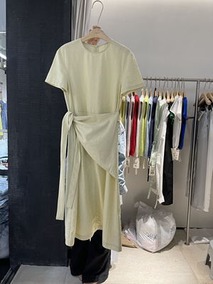 韩代温柔风设计感腰部屁帘连衣裙女2025夏季新款简约气质收腰长裙