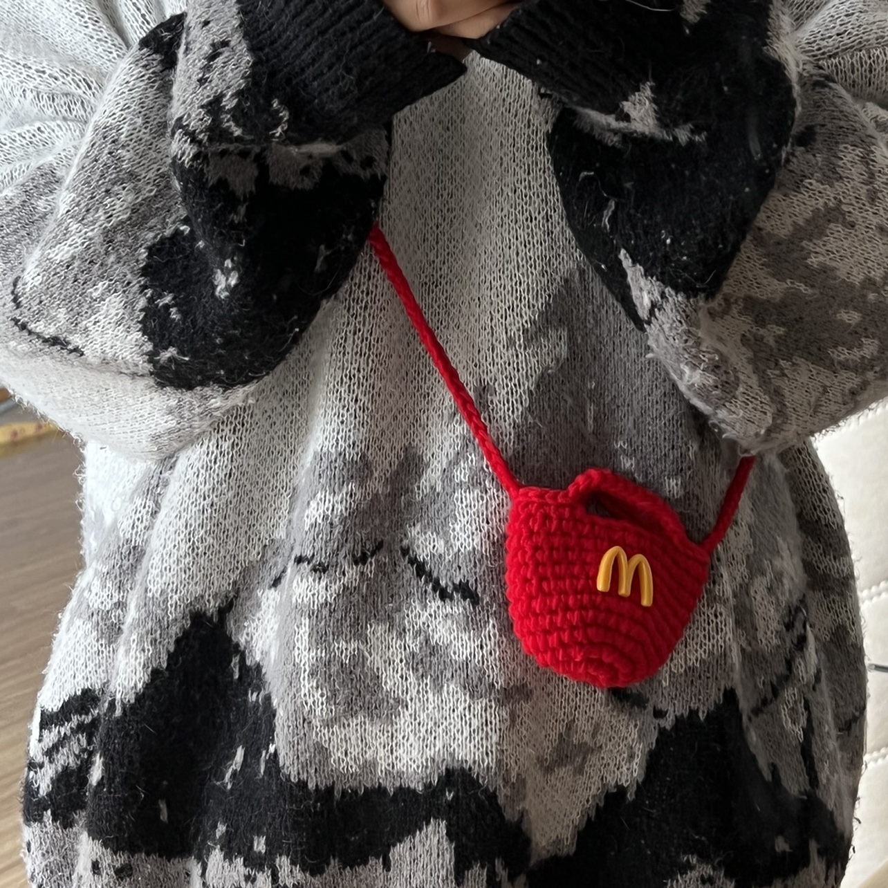成品纯手工编织可爱笑脸彩色麦当劳包斜挎mini手拎AirPods保护袋