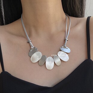 冷淡风极简金属圆片哑光拉丝质感项链银色皮绳锁骨链颈链短款配饰