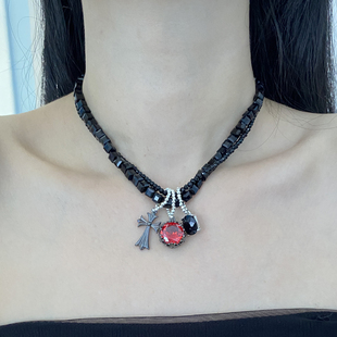 暗黑系重工串珠十字架爱心坠项链女轻奢复古黑色水晶感choker颈链