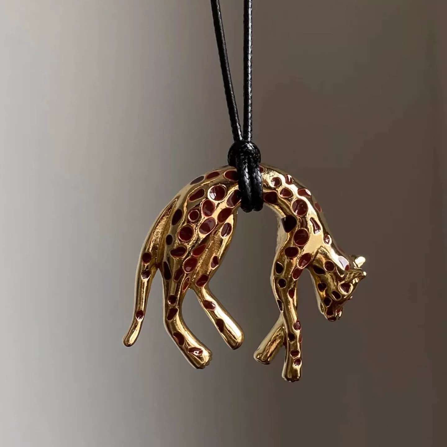 独特性感咖色金钱豹吊坠项链