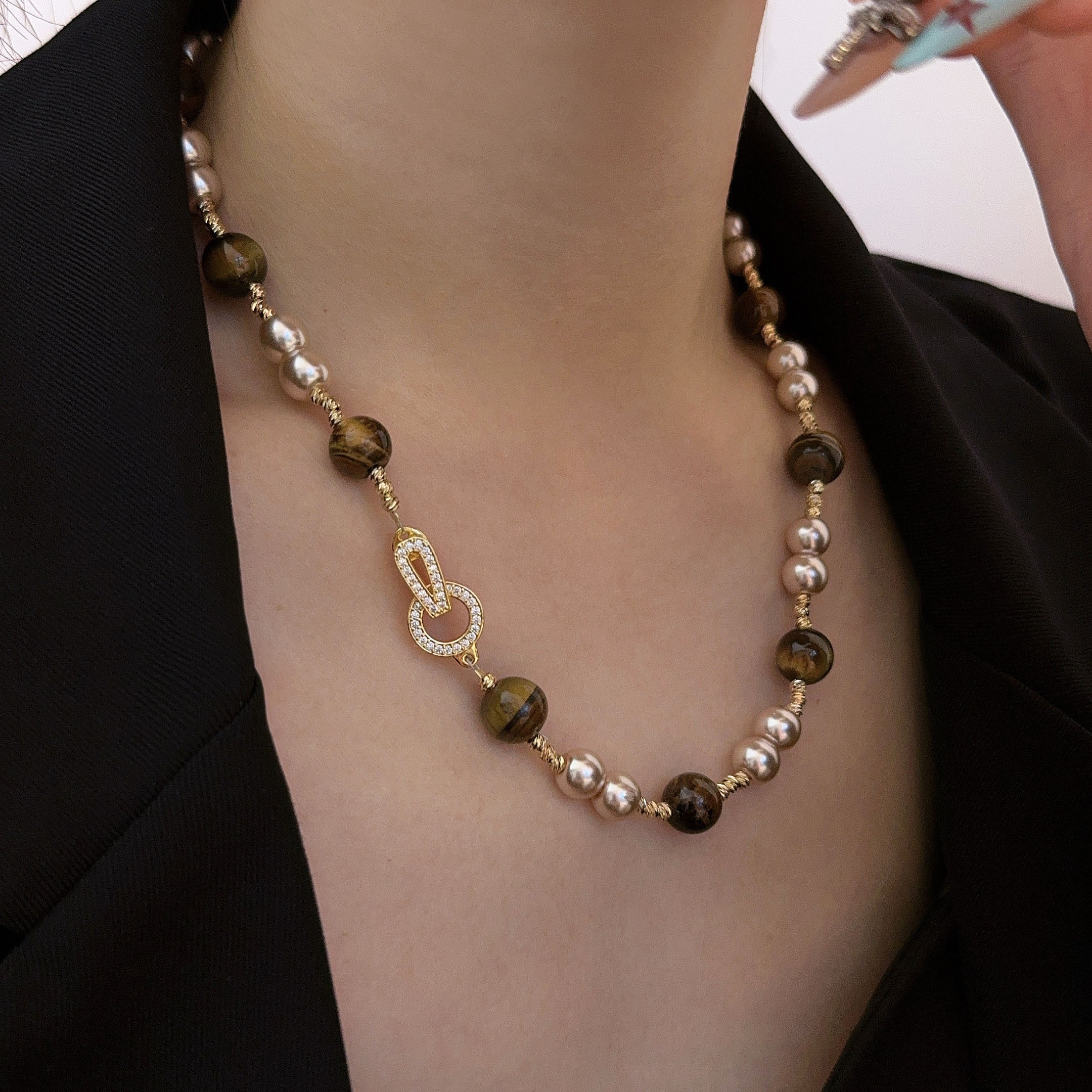 美拉德天然虎眼石拼接串珠项链女独特微镶闪钻毛衣链轻奢2025新款