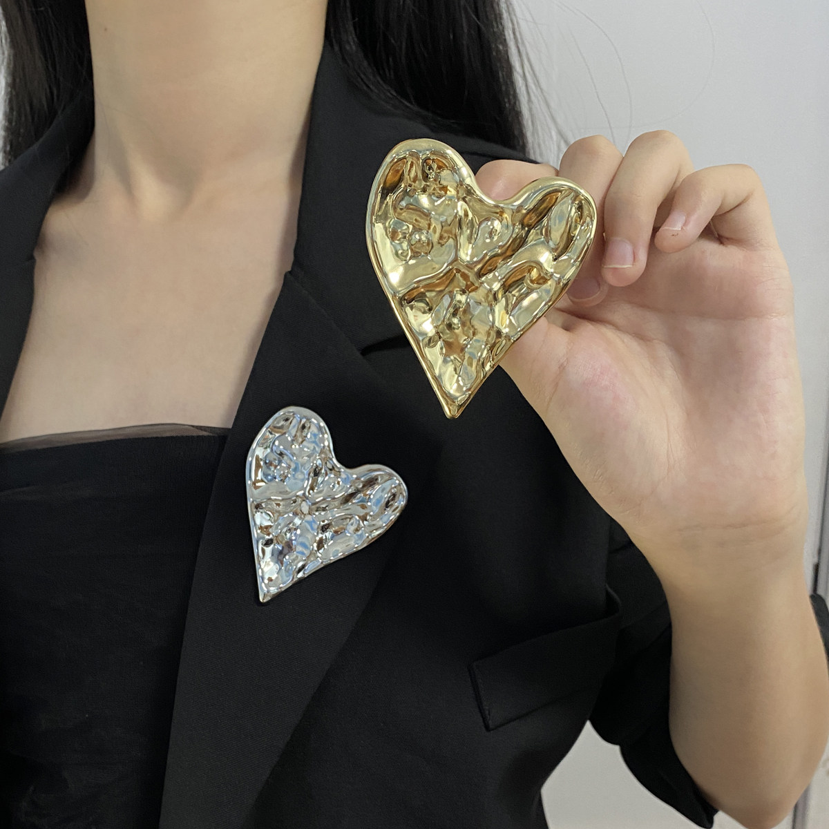 金属不规则凹凸设计感高档大爱心别针胸针女小众西装大衣胸花配饰
