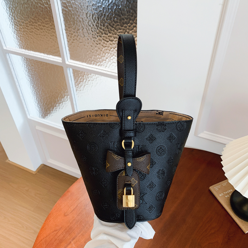 复古压花水桶单肩斜挎手提多用