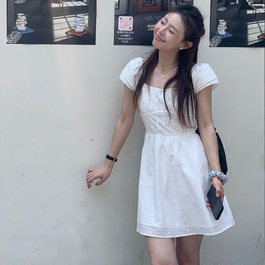 韩系方领提花初恋白色飞袖连衣裙女夏甜美收腰显瘦a字短裙小个子