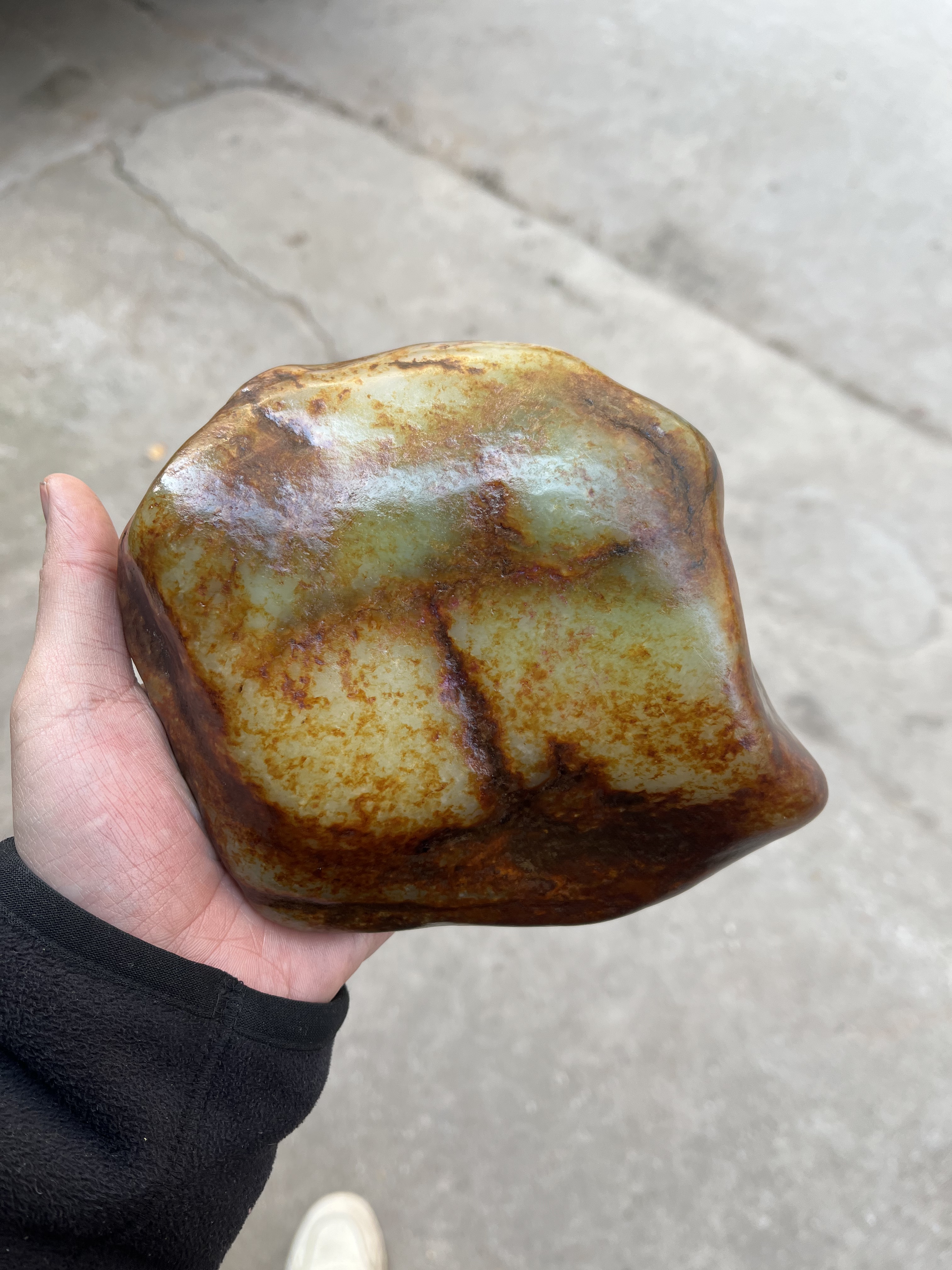 和田玉籽料满皮带翠三色原石摆件