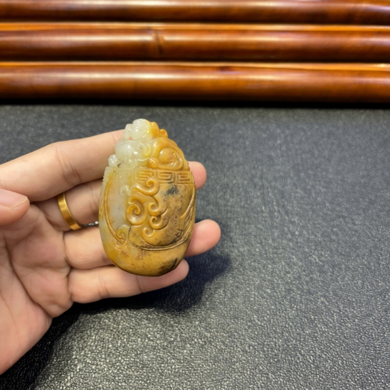 和田玉黄沁籽料貔貅吊坠府上有龙