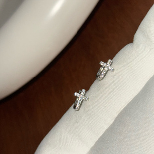 MINICYBER银色十字架耳钉经典 耳饰 极简设计小巧精致高级感通勤款