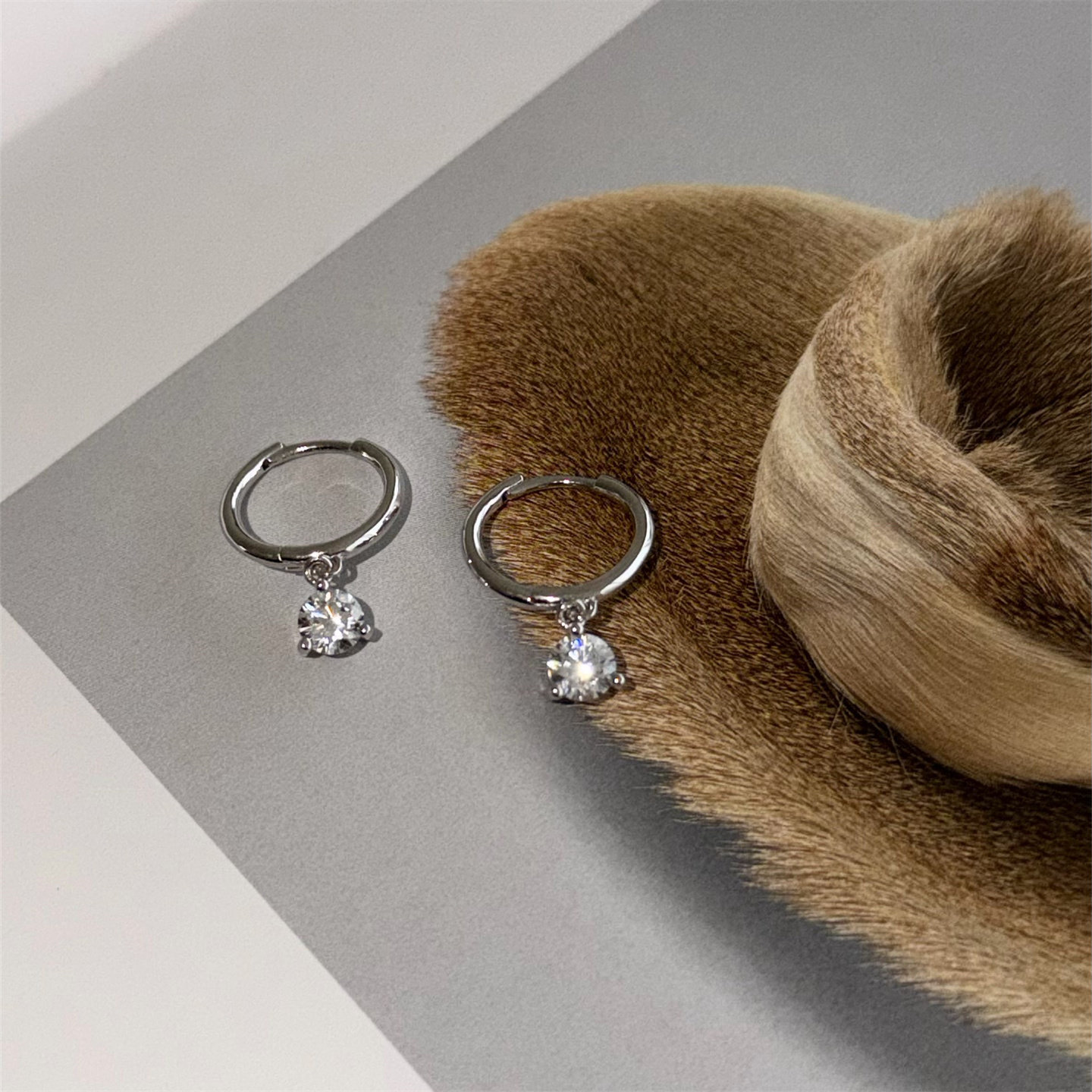 MINICYBER单颗锆石耳钉小巧精致时髦极简耐看通勤百搭小众设计款,饰品/流行首饰/时尚饰品新,银饰耳饰,淘宝优惠券,粉丝福利购,淘宝优惠卷
