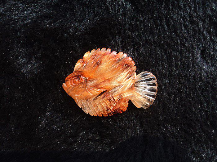 龙王鳌犷水晶天然钛晶金发晶小鱼吊坠 高36×27×5mm6.2g