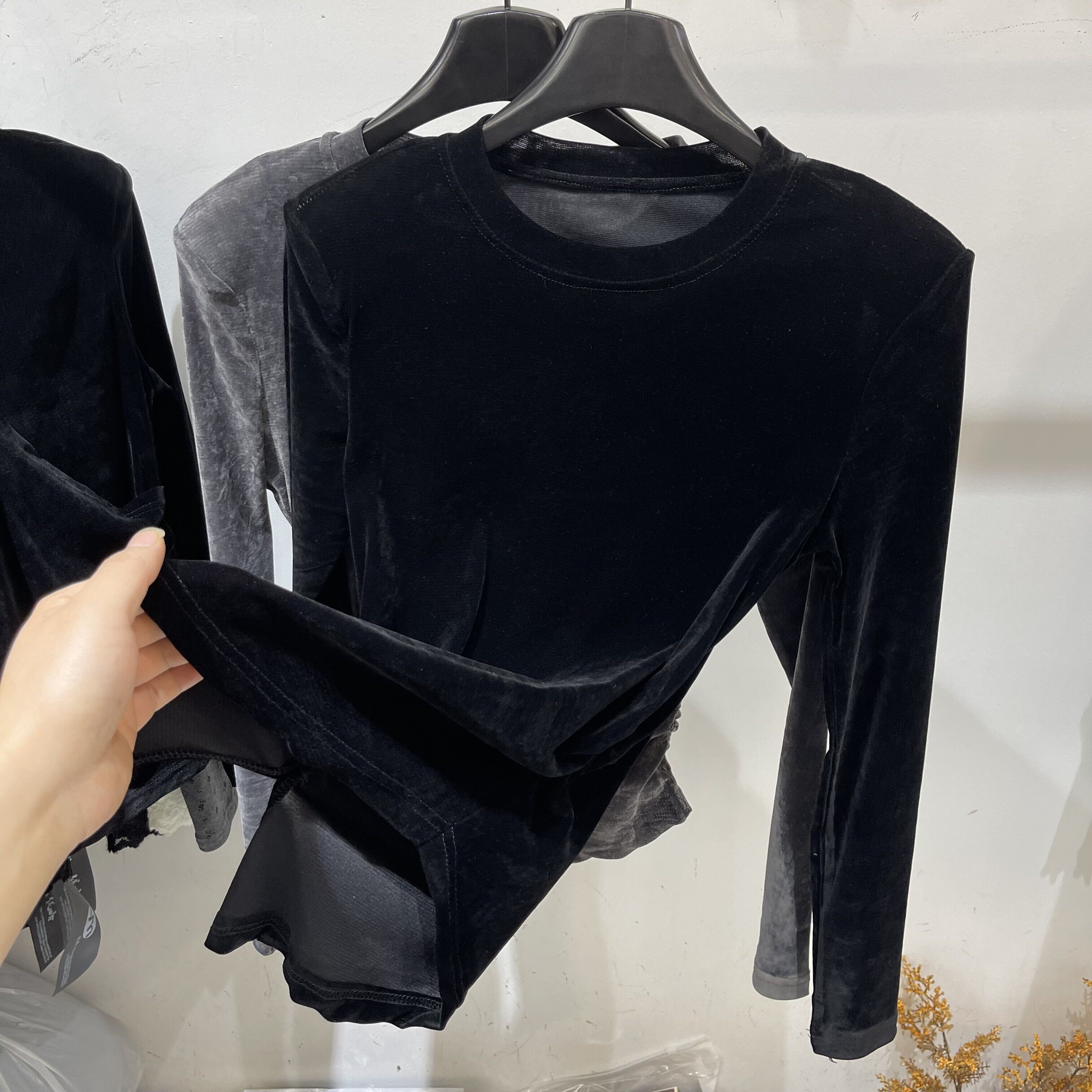 不规则下摆褶皱开叉垫肩丝绒长袖T恤女2026早春新款个性修身上衣