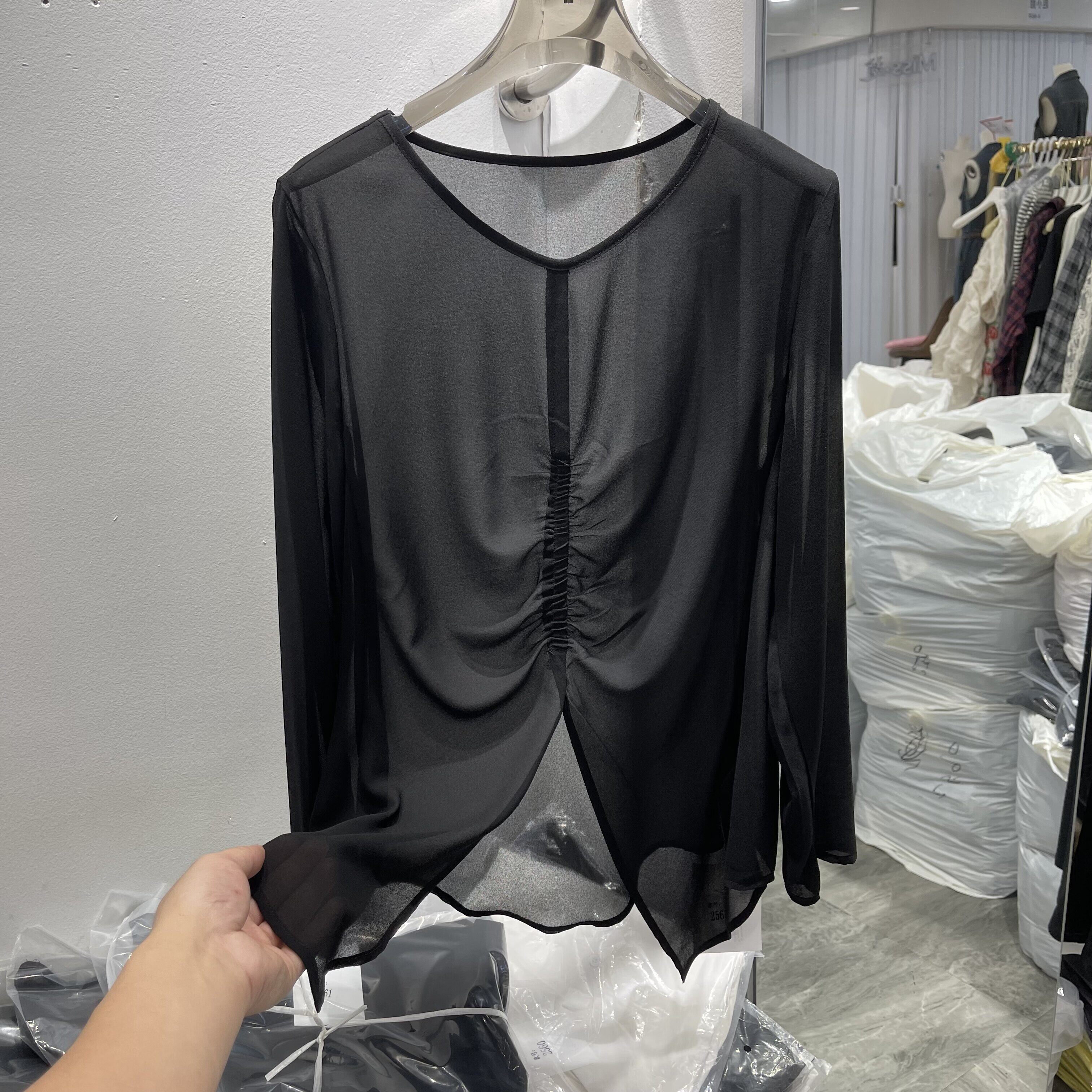 设计感V领褶皱长袖T恤女黑色宽松防晒雪纺衫上衣