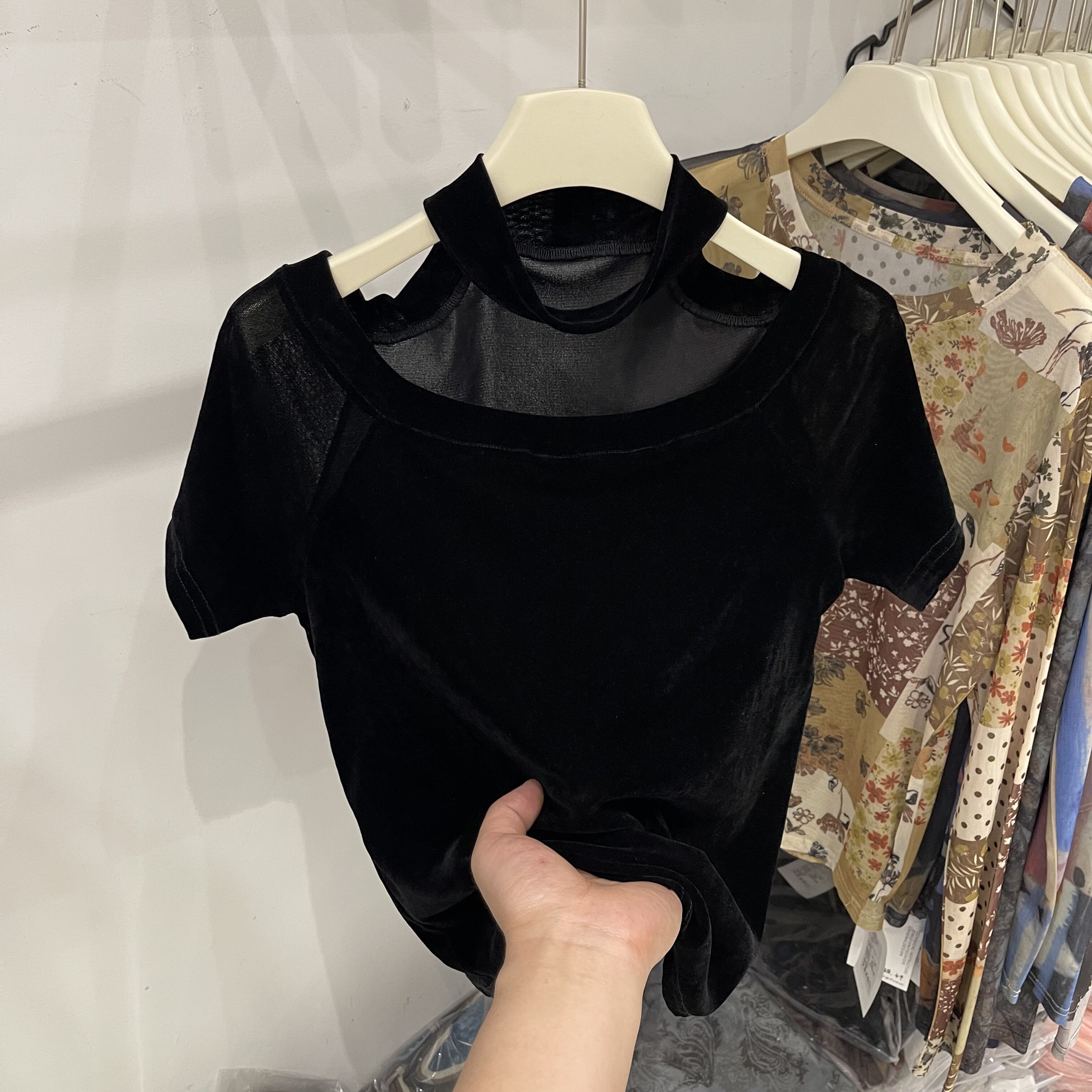 挂脖露肩短袖丝绒T恤女显瘦百搭