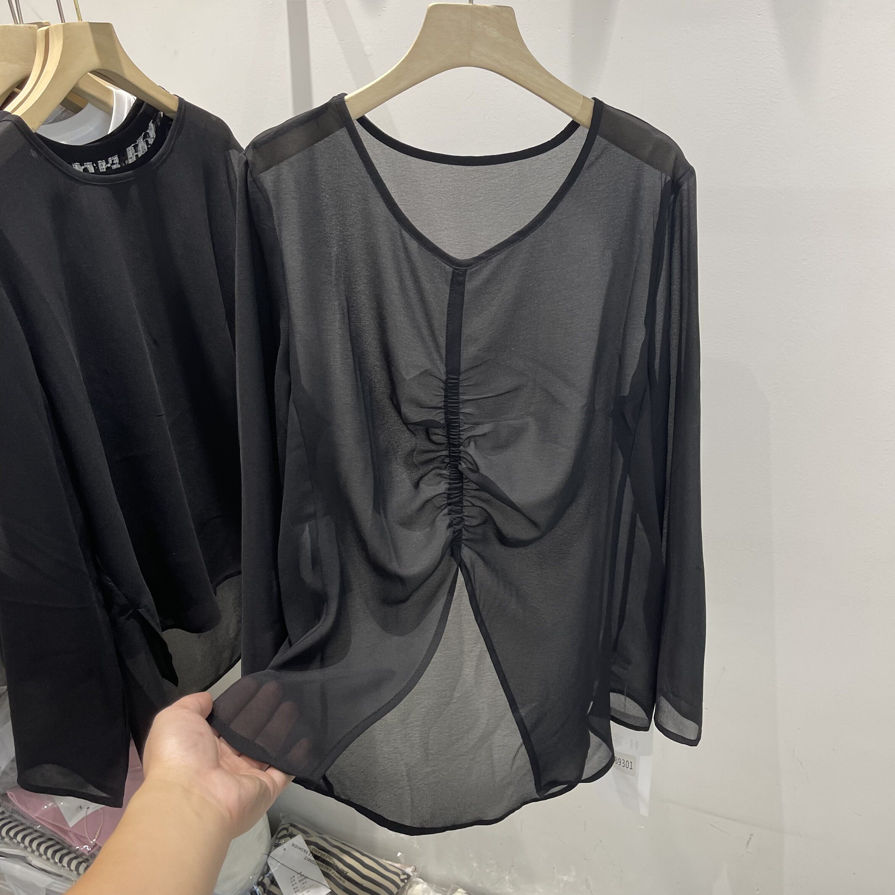 设计感V领褶皱长袖T恤女黑色宽松防晒罩衫微透上衣