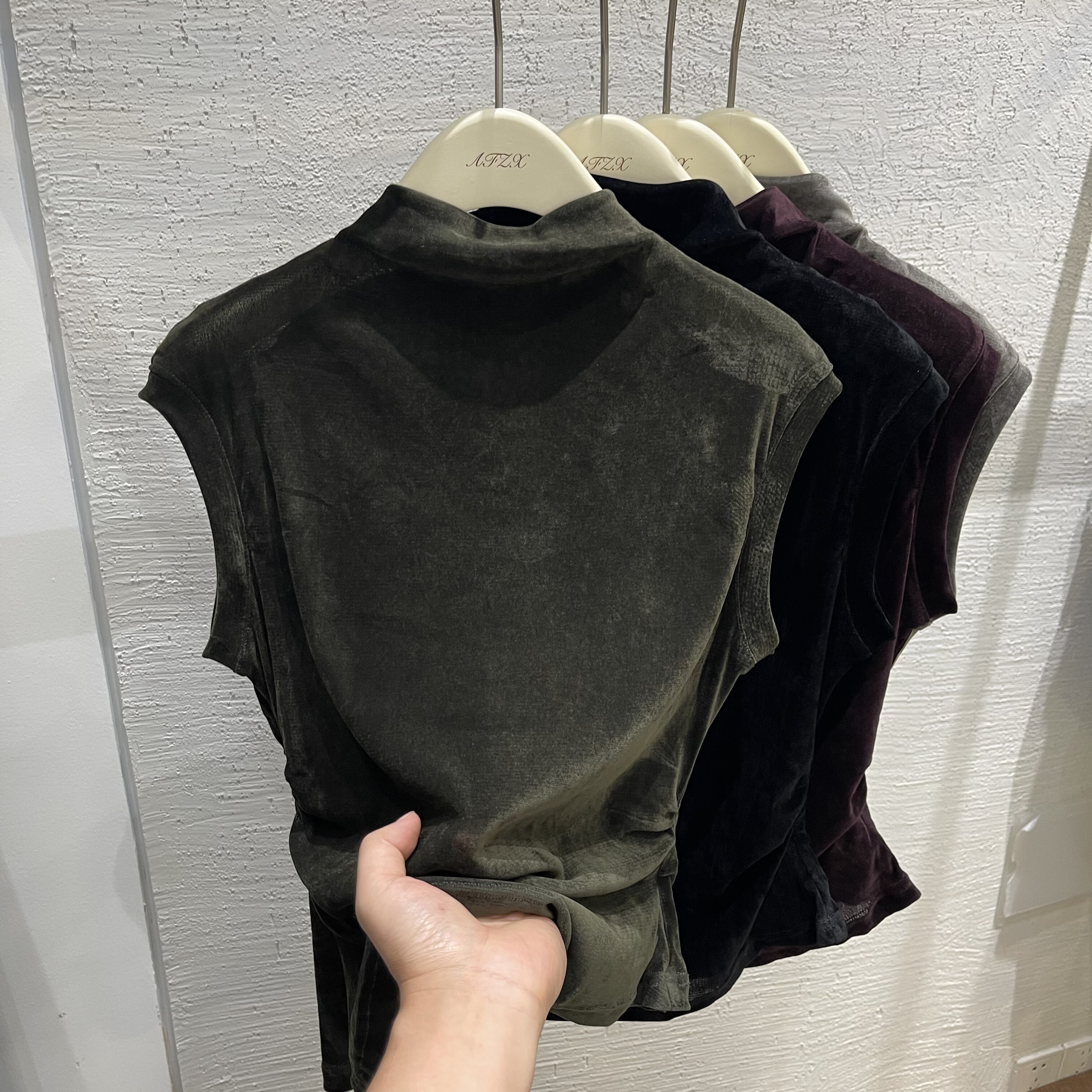 不规则下摆半高领丝绒无袖小衫女