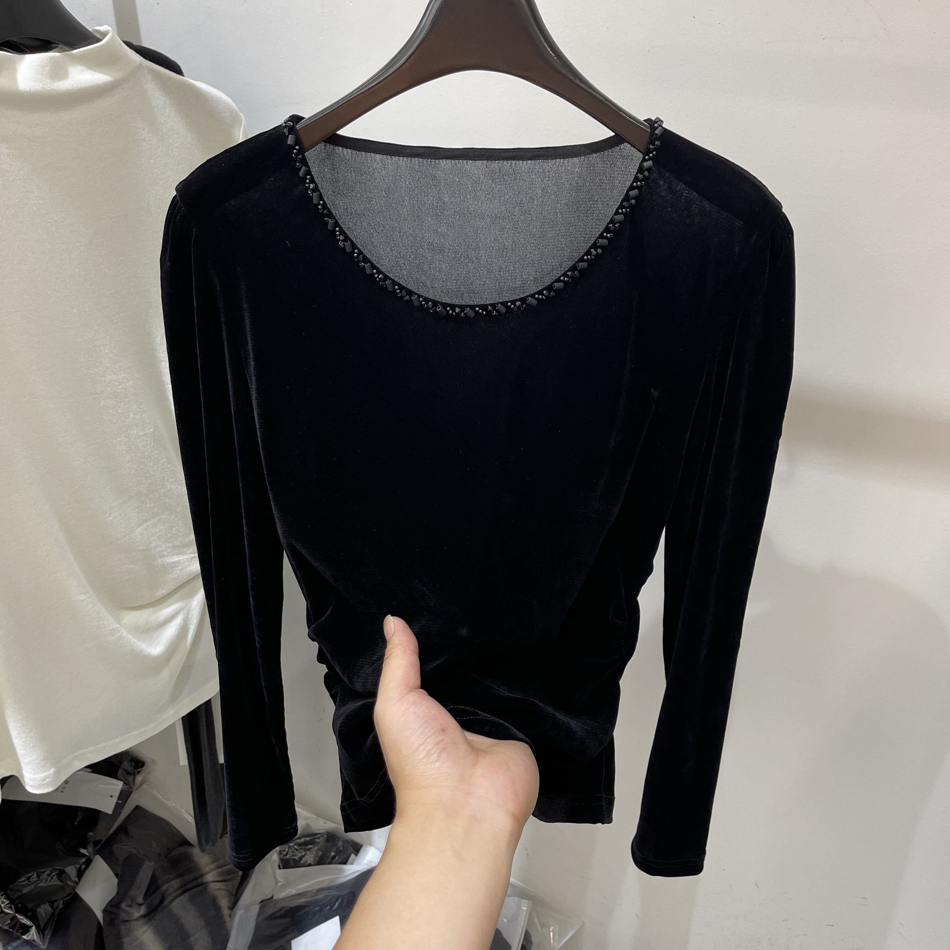 串珠圆领丝绒长袖褶皱修身T恤女