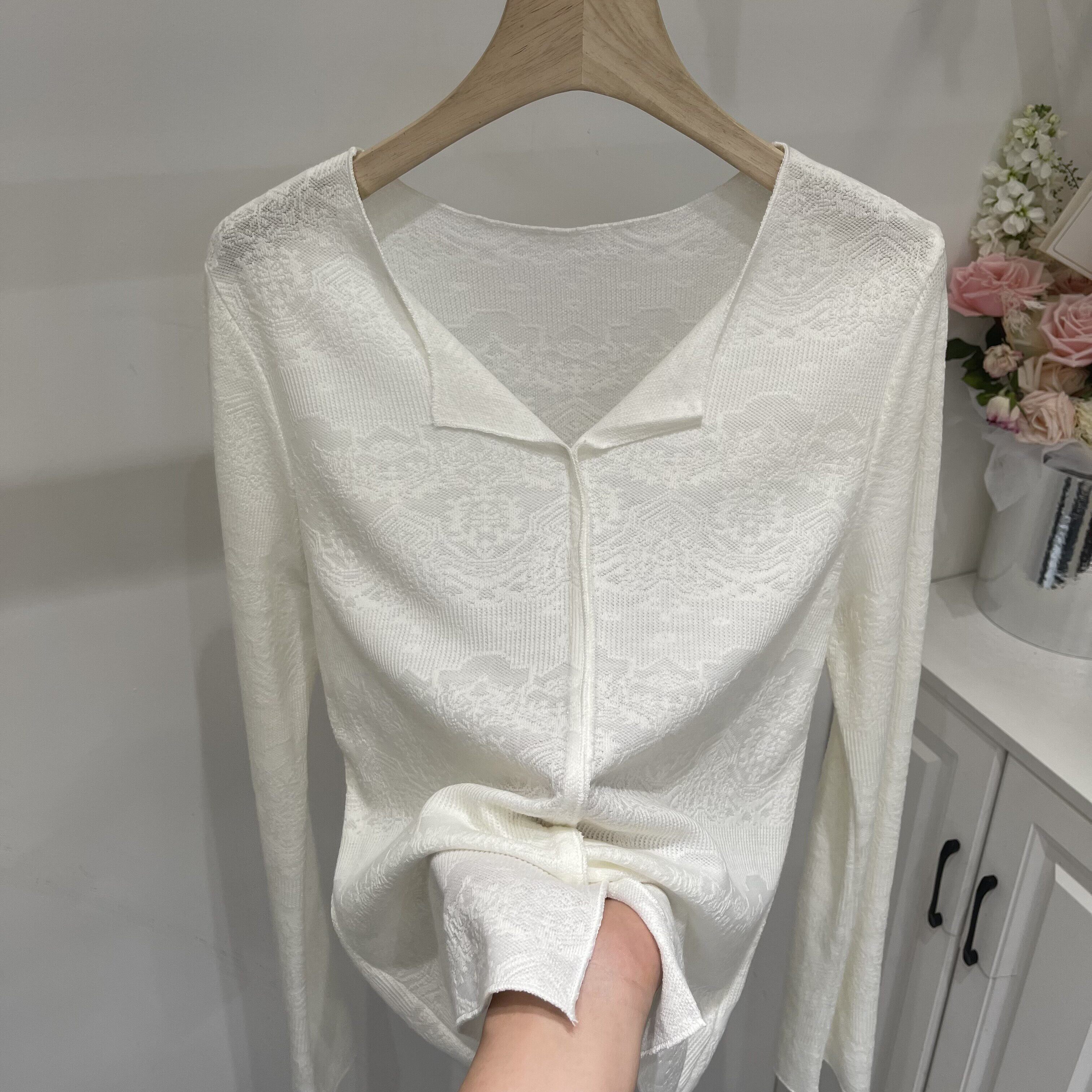 轻薄款剪刀领口长袖针织衫女2026早春新款时尚开叉拼接显瘦打底衫