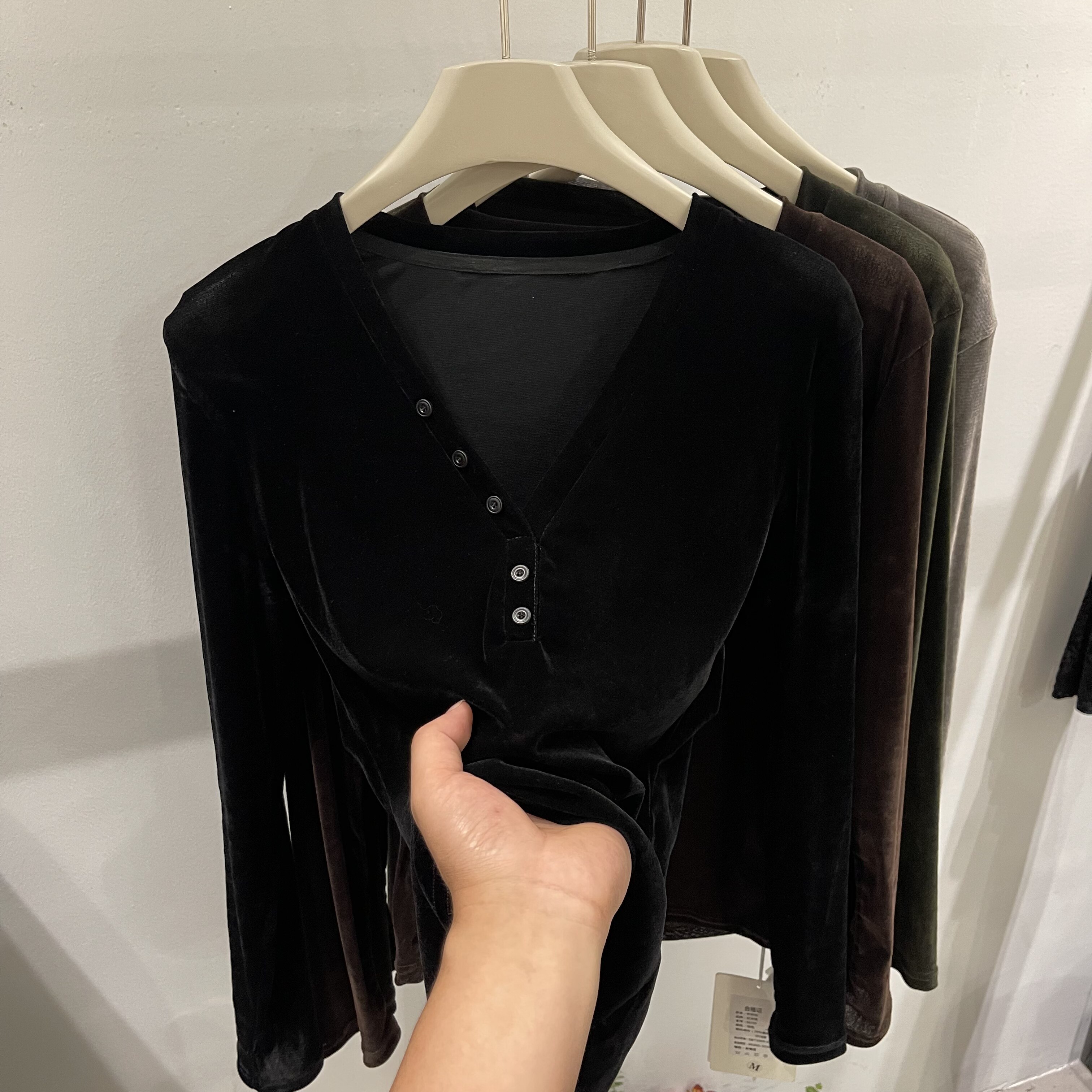 V领纽扣丝绒长袖T恤女显瘦百搭