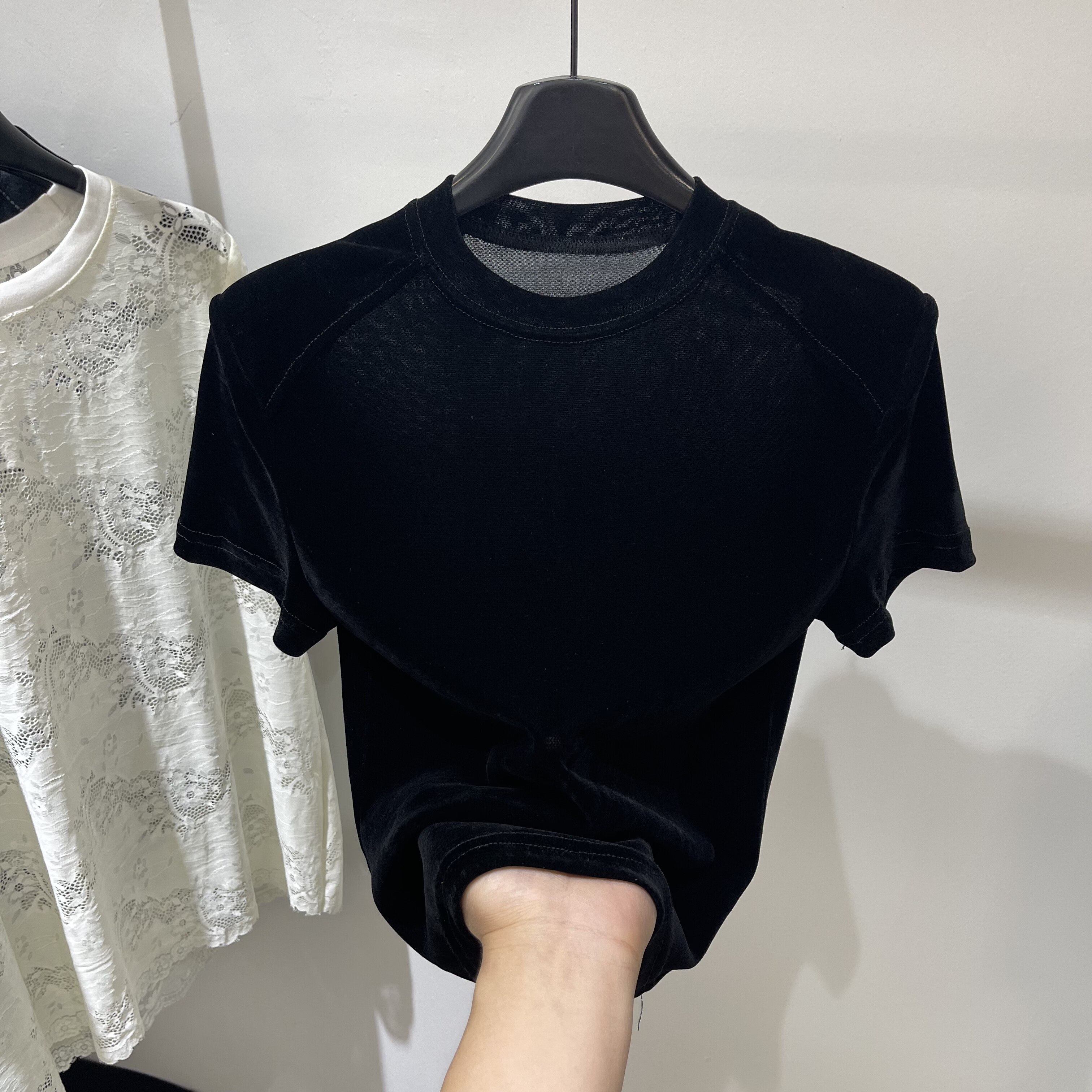 设计感圆领简约百搭丝绒垫肩短袖T恤女2026春季新款显瘦打底衫潮