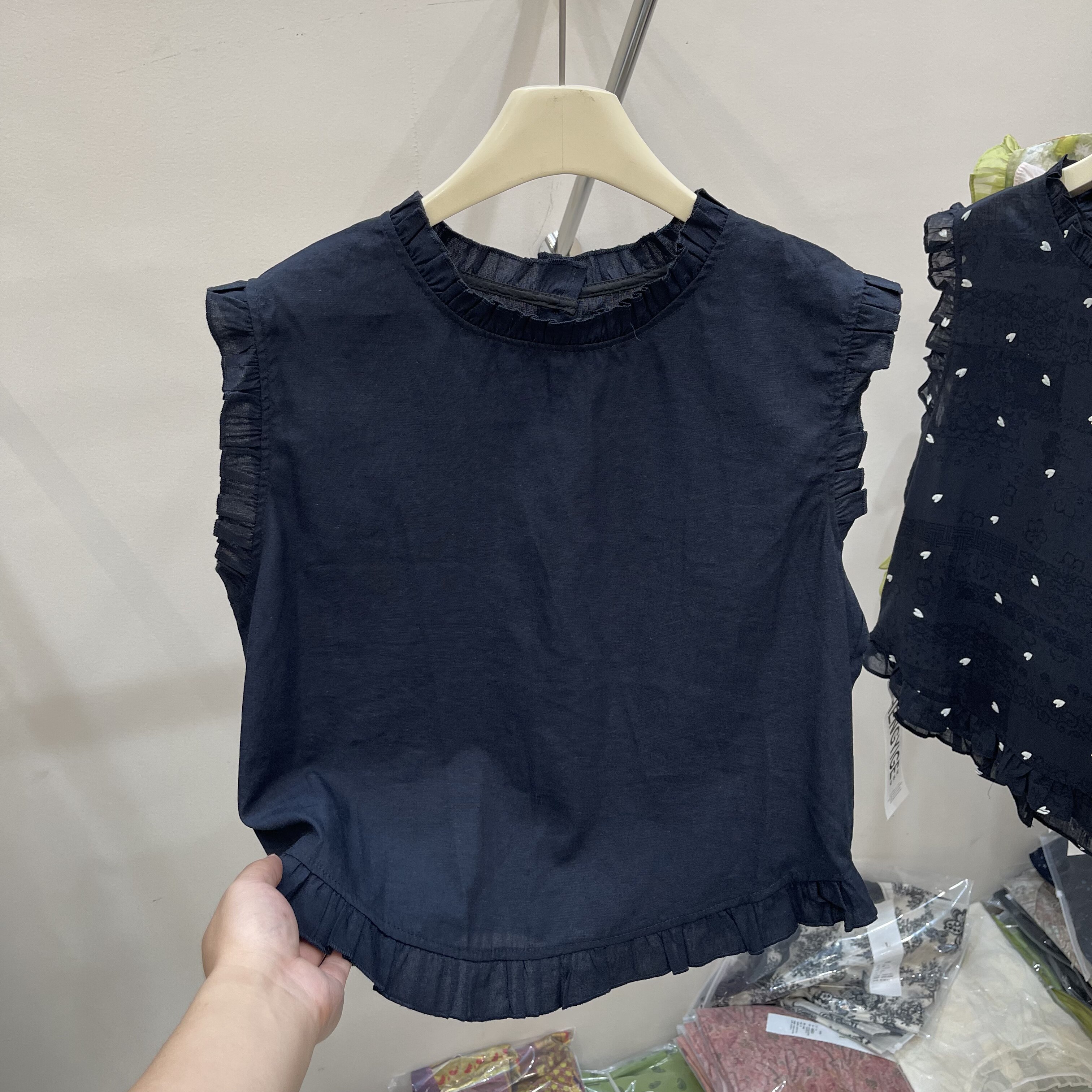 藏青色后背纽扣木耳边无袖小衫女