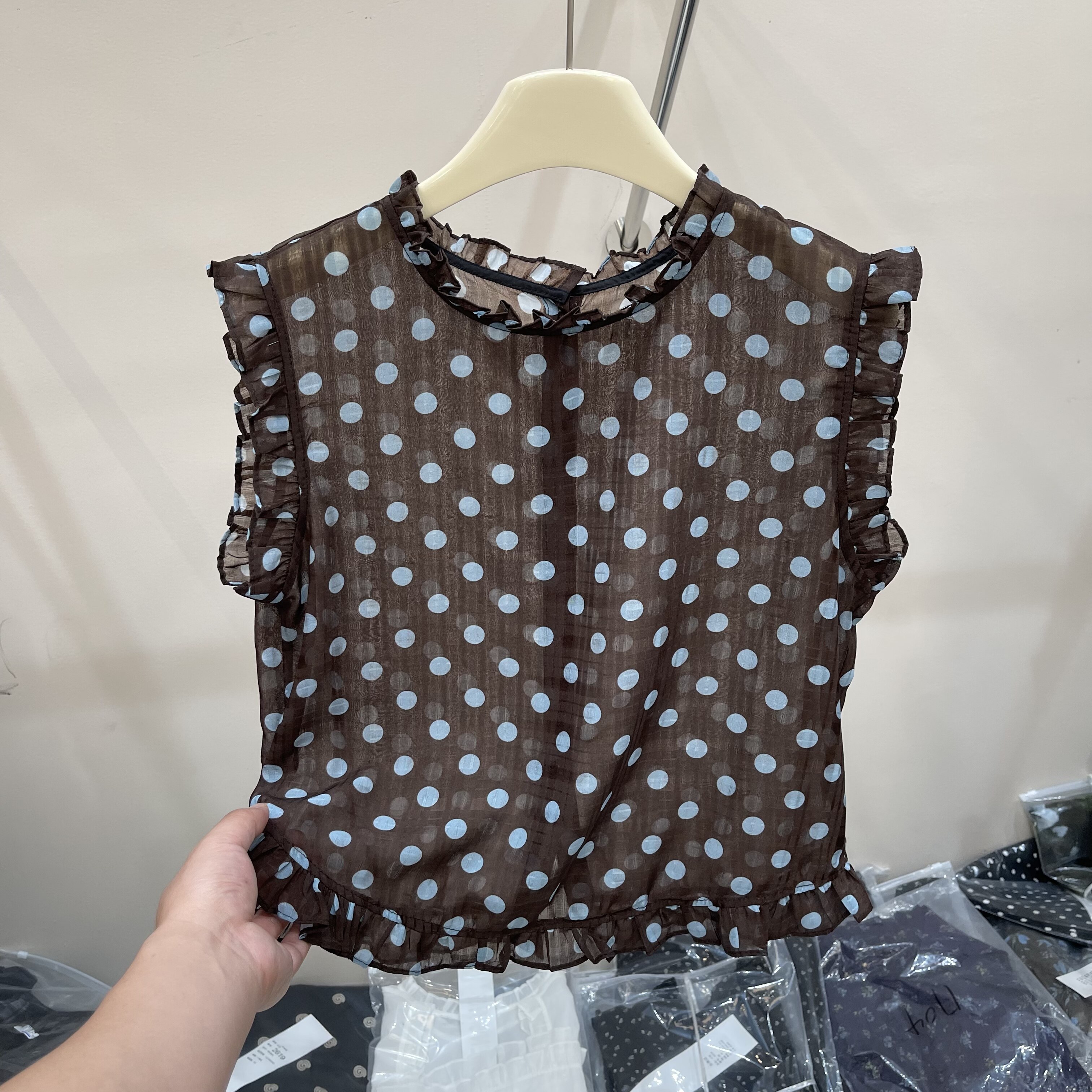 木耳边波点后背纽扣无袖小衫女