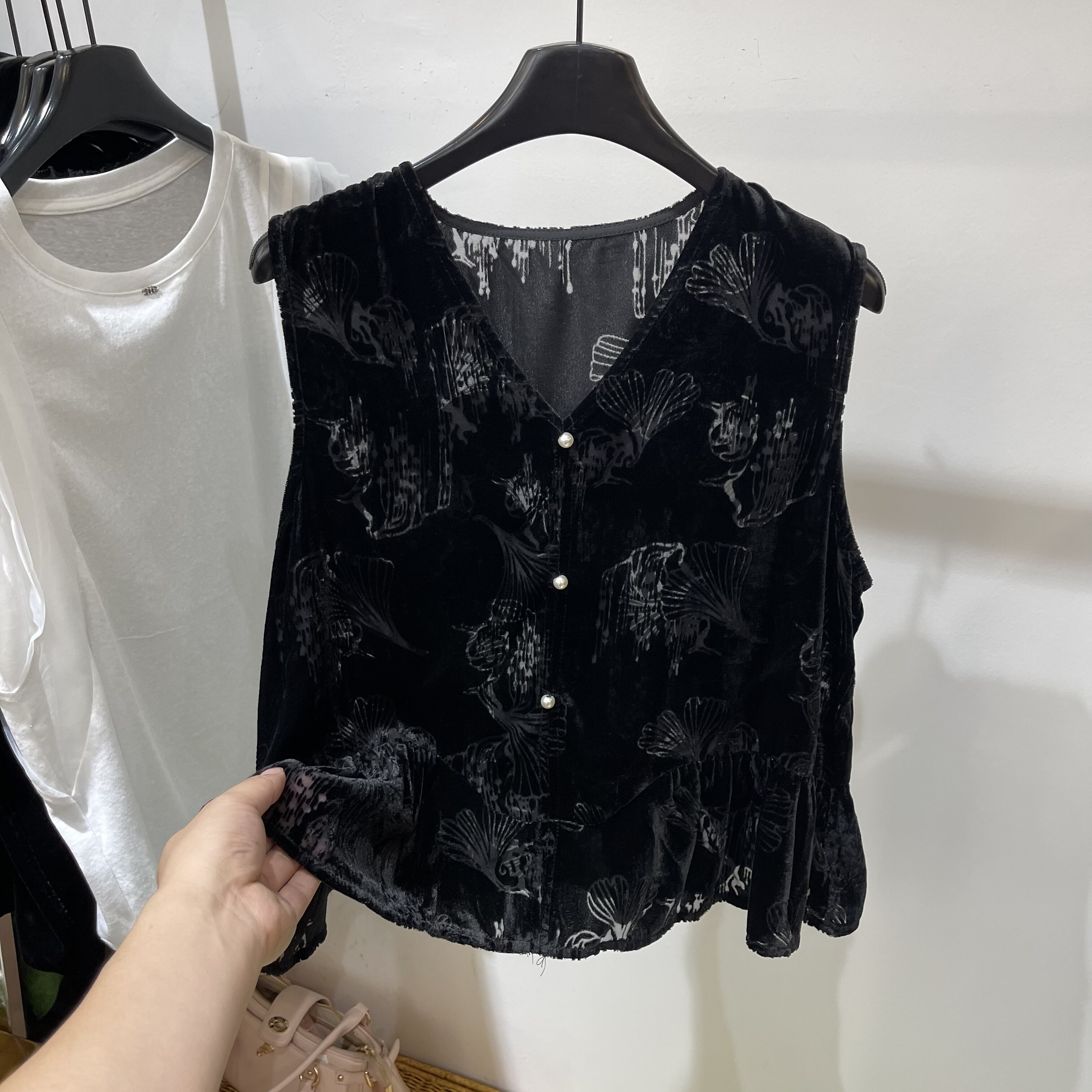 V领印花丝绒荷叶边无袖娃娃衫女