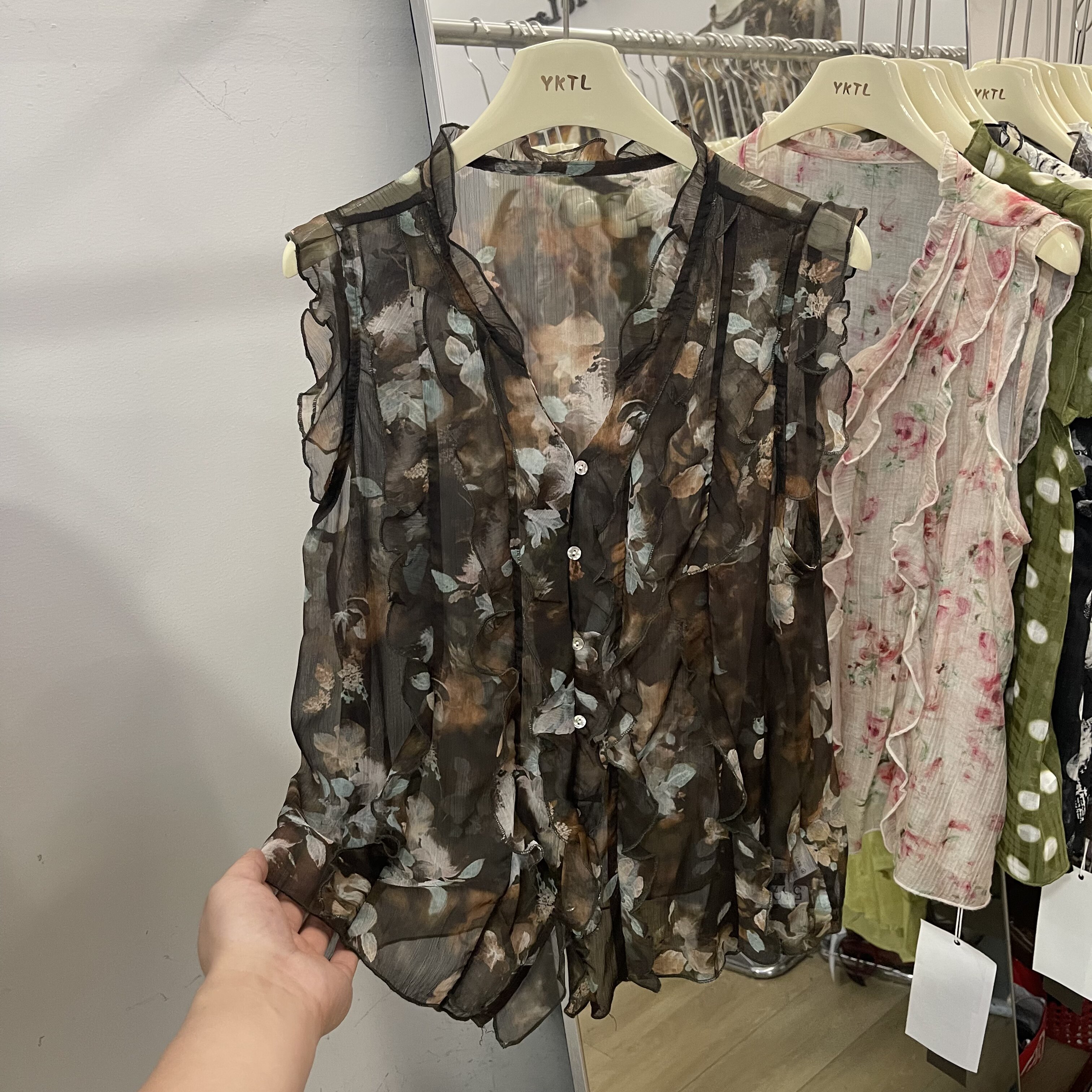 V领单排扣荷叶边无袖印花小衫女
