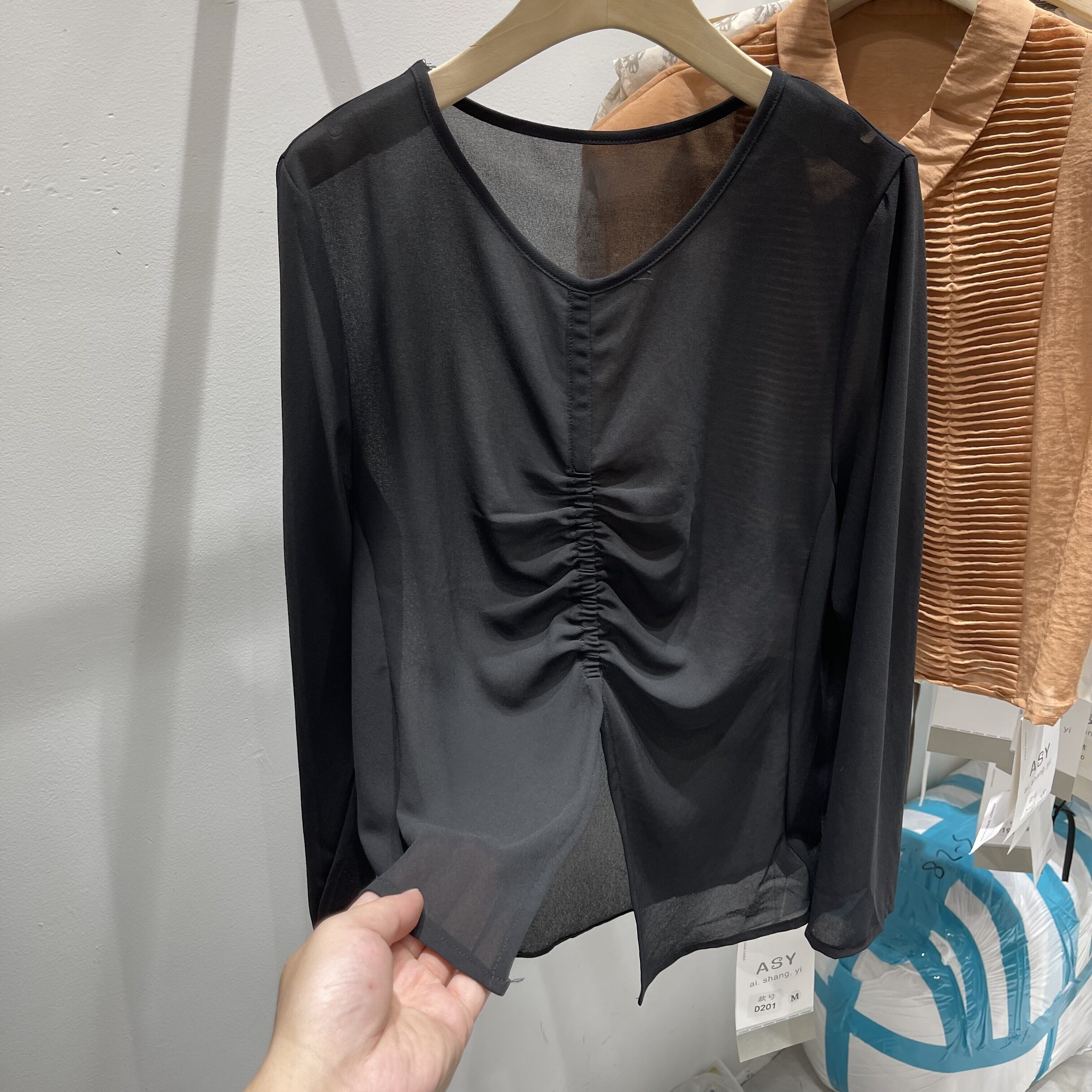 设计感V领褶皱长袖T恤女黑色宽松防晒上衣百搭