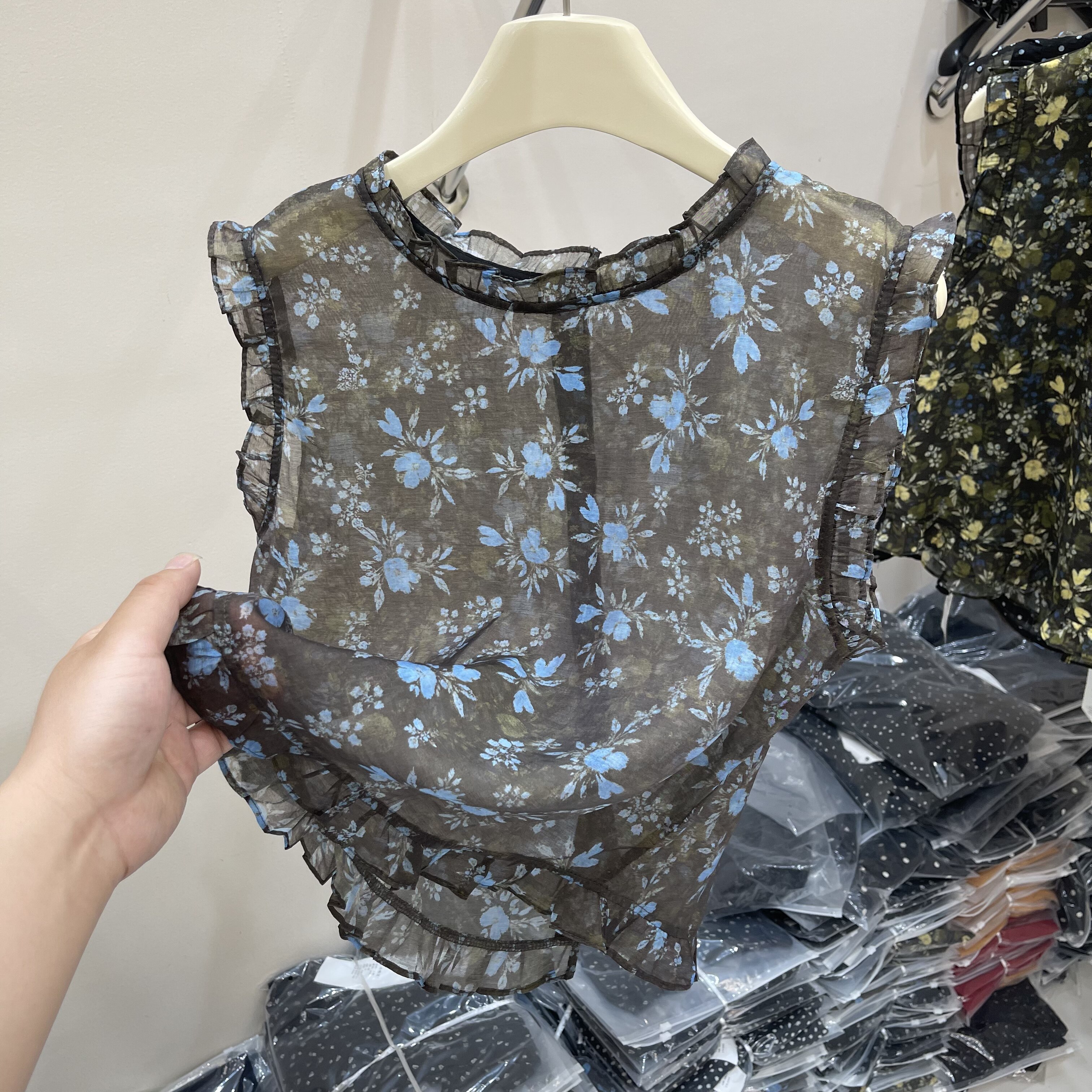 木耳边碎花后背纽扣无袖小衫女