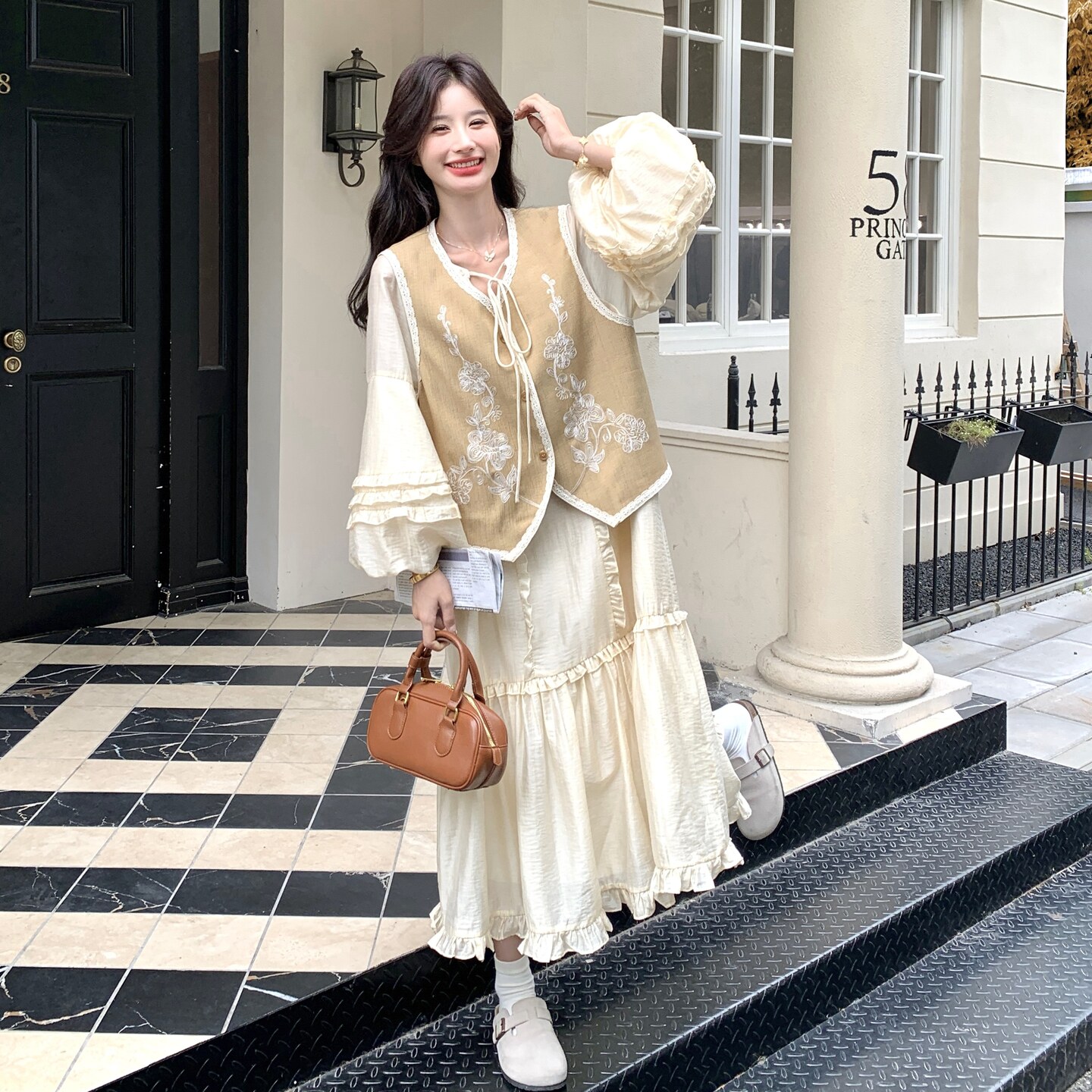 法式温柔风刺绣马甲两件套女2025秋新款显瘦气质珠绣连衣裙两件套图片