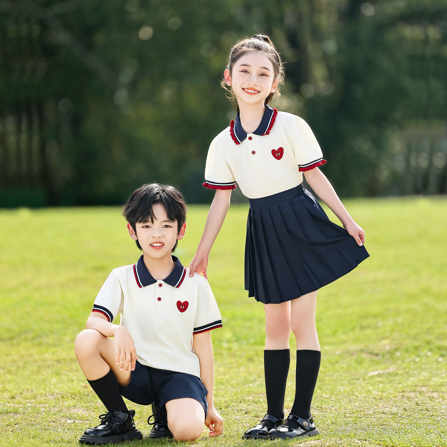 定制一模一样中小学生短袖校服图片