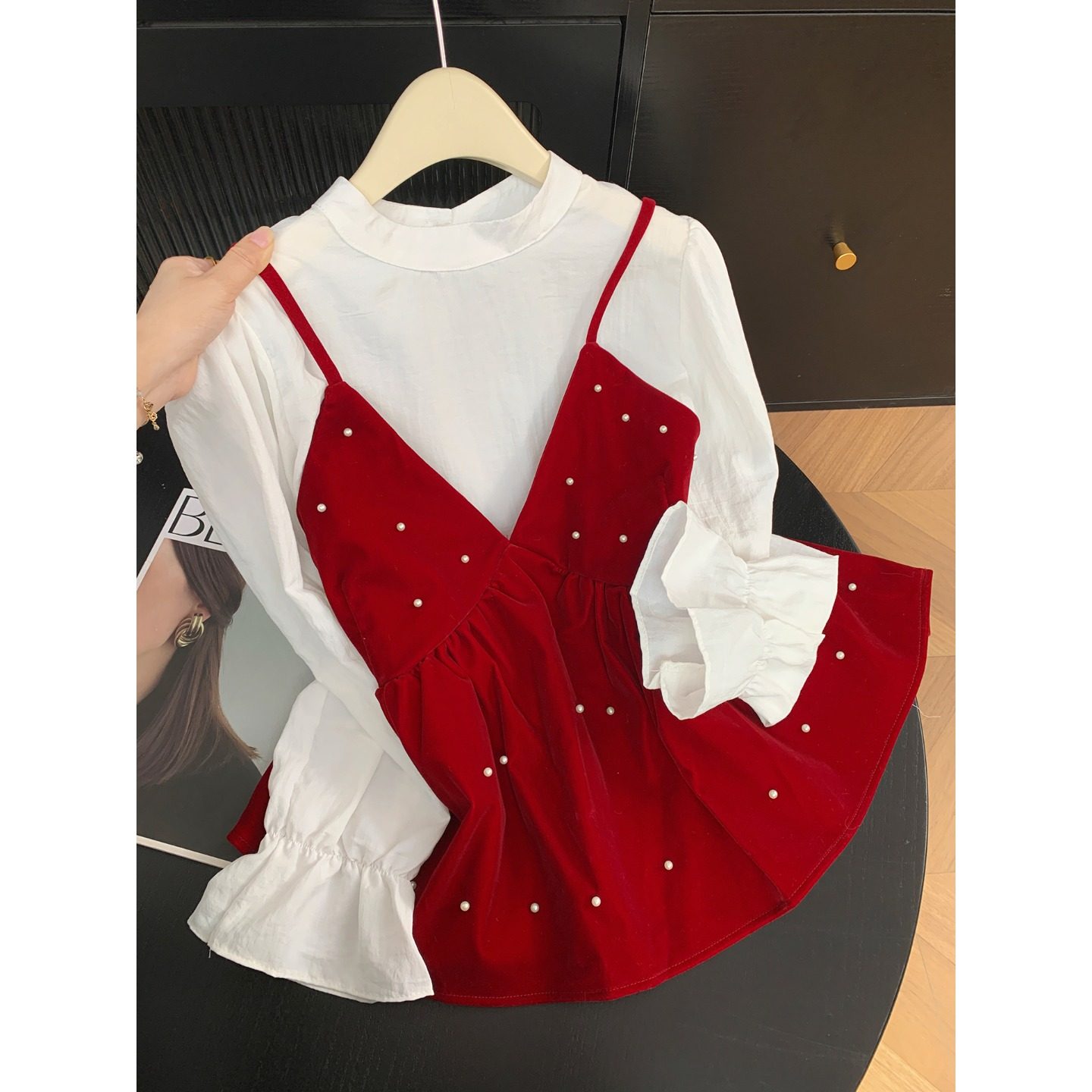 珍珠装饰丝绒红色吊带背心女春秋叠穿白色打底衫高级感气质两件套,女装/女士精品,时尚套装,淘宝优惠券,粉丝福利购,淘宝优惠卷