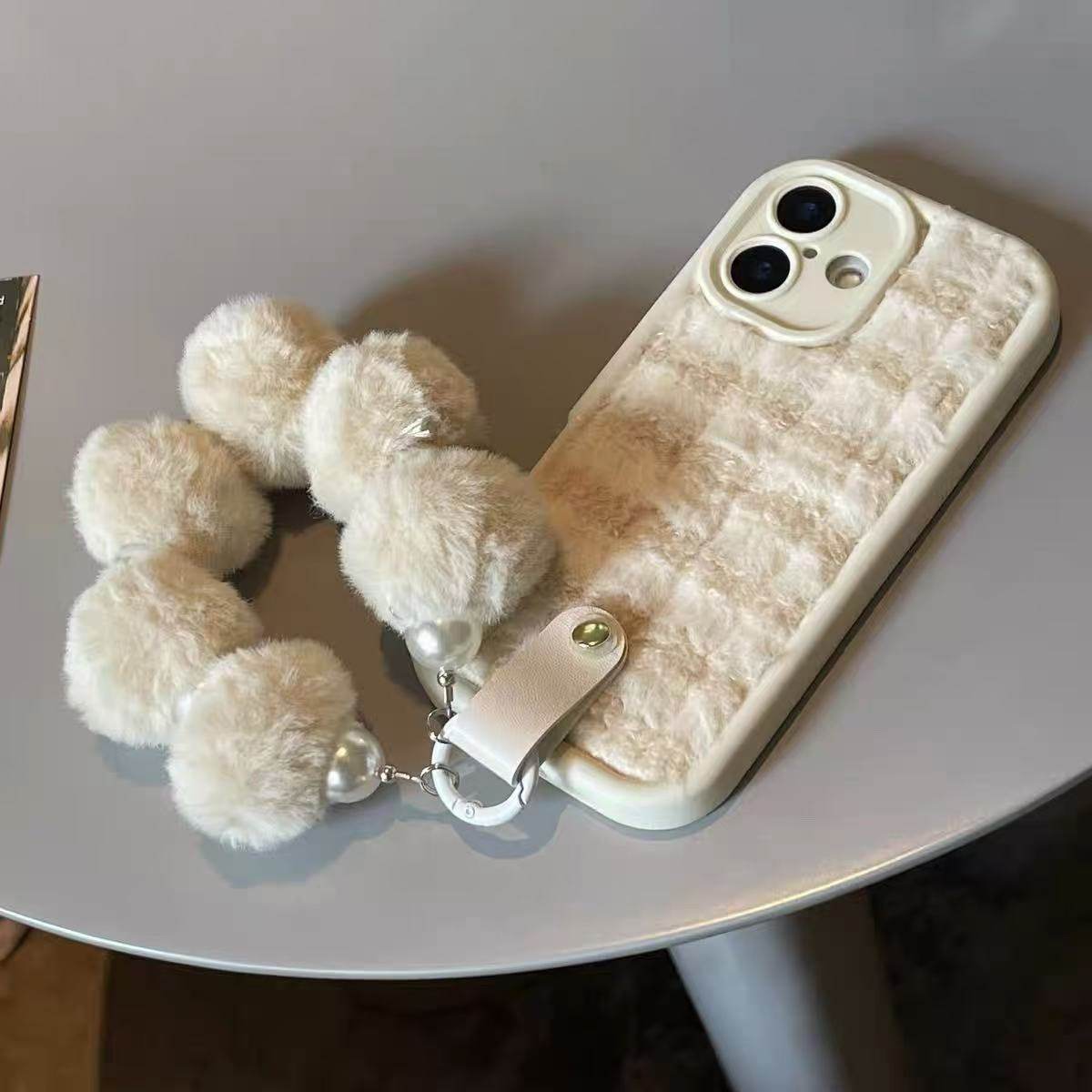 简约毛绒拼接米黄白适用苹果17pro/16手机壳iphone14pro秋冬女款13毛球手链15pro毛茸茸12手腕绳14promax潮11