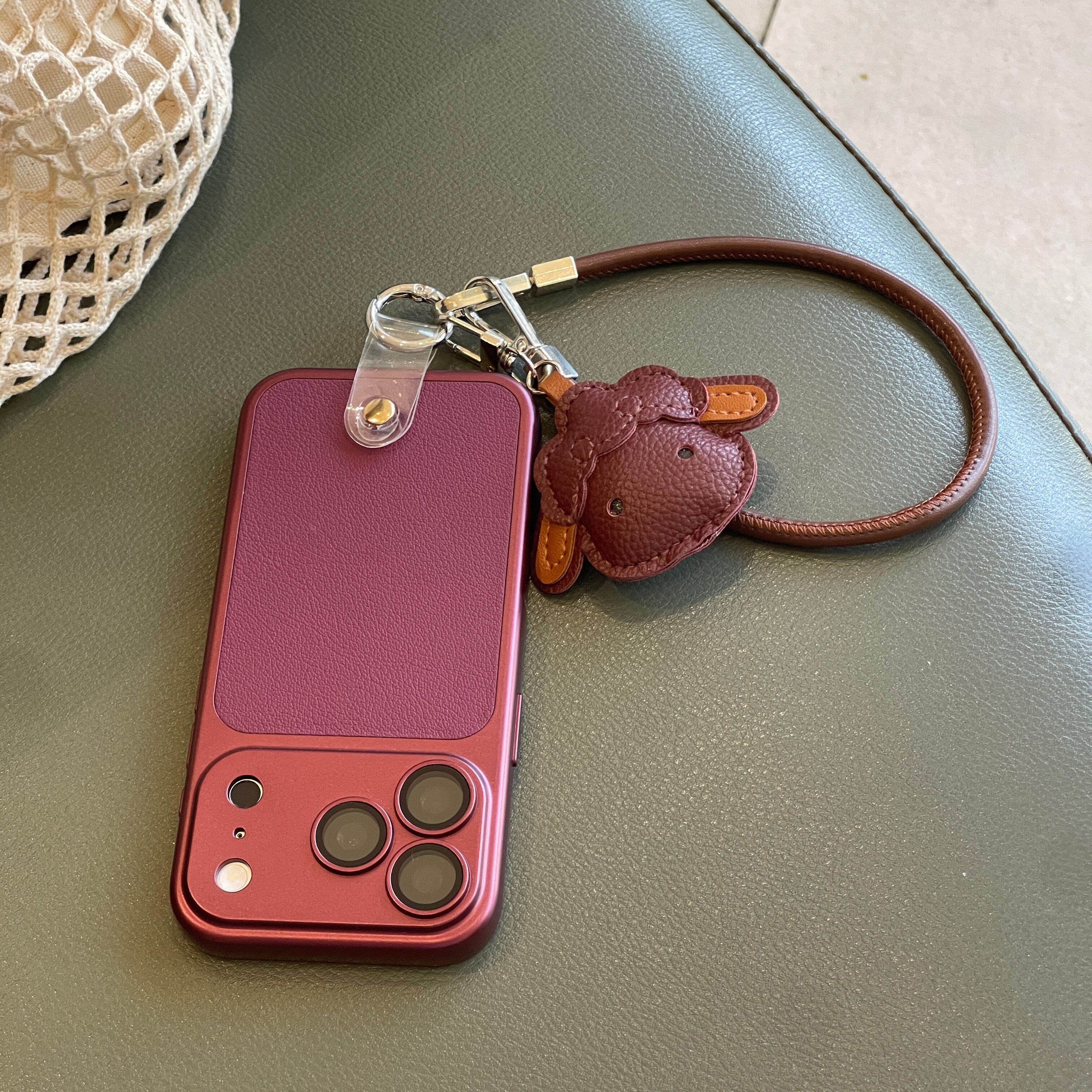 复古勃艮第红皮纹小羊吊坠手提皮绳适用于苹果18PRO手机壳iphone17全包16/15套14